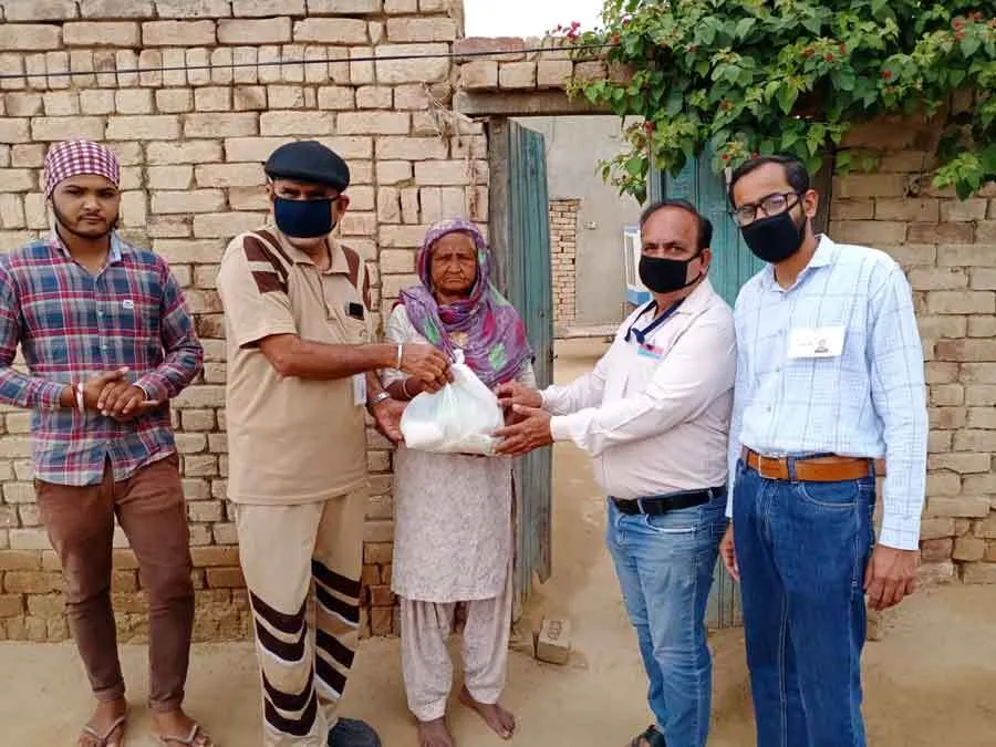 डेरा सेवादारों की जरूरतमंद को राशन बांटने की मुहिम जारी