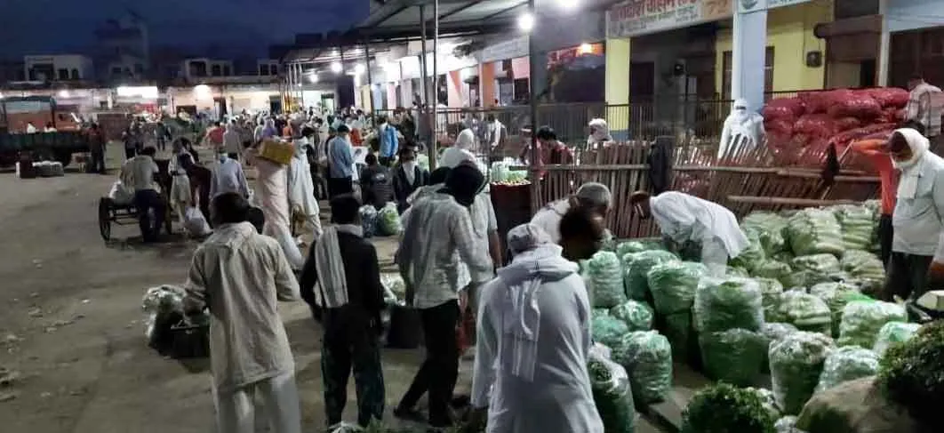 झज्जर सब्जी मंडी में सोशल डिसटेंसिंग की उड़ी धज्जियां