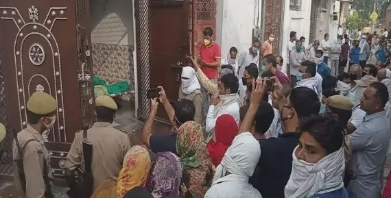 एटा में बंद मकान में पांच के शव मिले