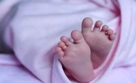 महिला ने पुलिस जिप्सी में शिशु को जन्म दिया