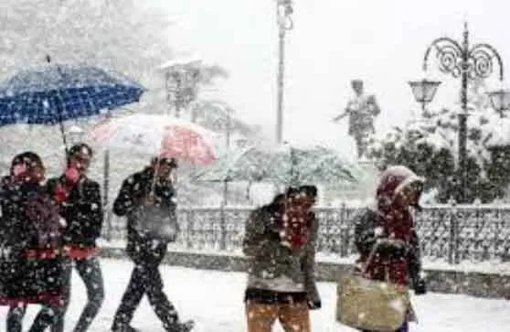 हिमाचल प्रदेश में हिमपात और बारिश