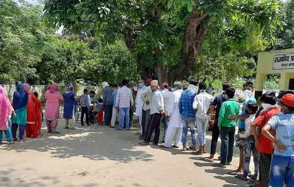 जांच कैंप में उड़ रही सोशल डिस्टेंसिंग की धज्जियां