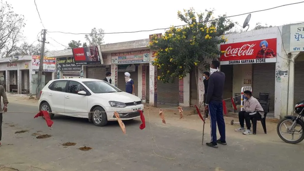 प्रशासन के सहयोग से गांव वासियों ने गांव की सीमाओं को किया सील