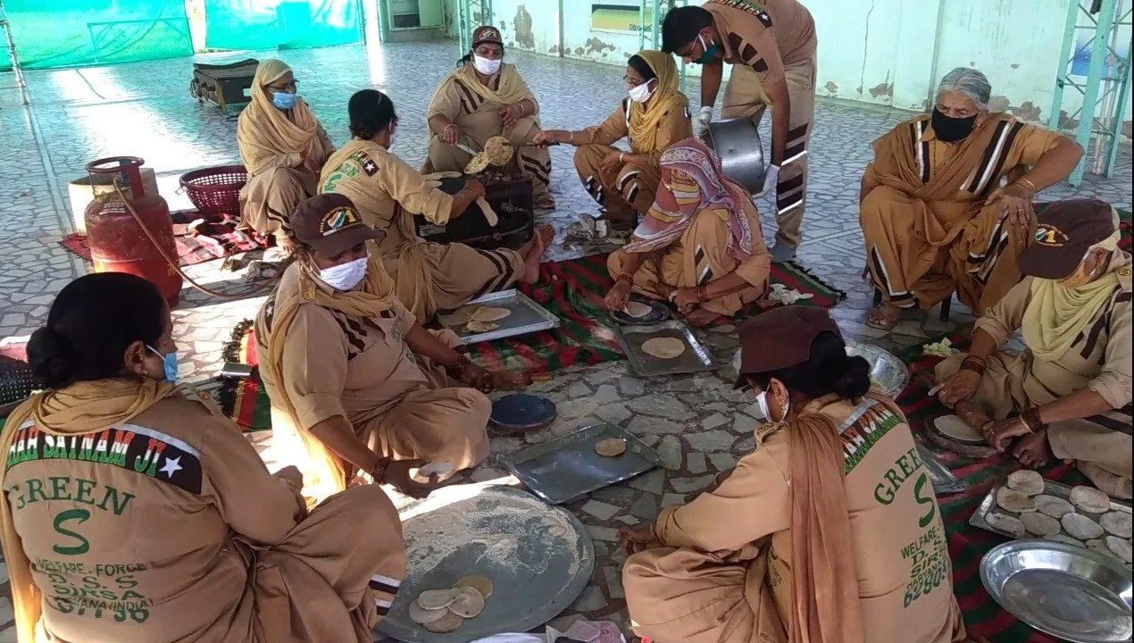 भूखों का पेट भर रहे डेरा श्रद्धालु
