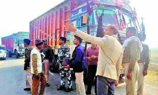 दिल्ली से बाहर जा रहे ट्रक में 37 मजदूर पकड़े गए