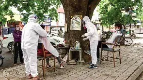 पेड़ के नीचे फिर शुरू हुआ 20 साल पुराना सैलून
