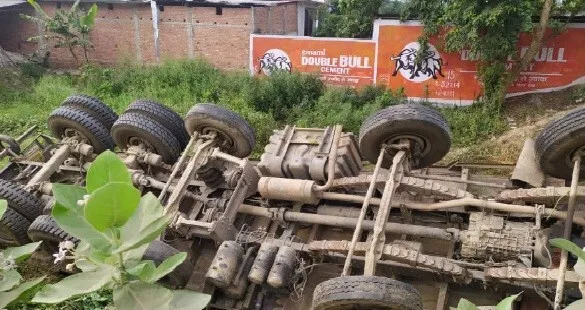 भागलपुर में ट्रक और बस की टक्कर में सात प्रवासी की मौत, 12 घायल