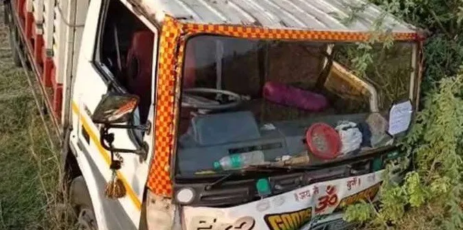बहराइच में वाहन पलटने से एक की मृत्यु, 35 मजदूर घायल