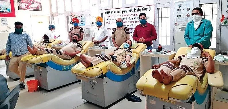 भयानक गर्मी के बावजूद भी डेरा श्रद्धालु रक्तदान करने से नहीं हटे पीेछे