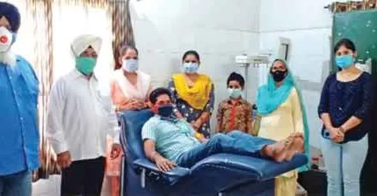 समाज के लिए प्रेरणा बना परिवार, रक्तदान कर मनाया बेटी का जन्मदिन