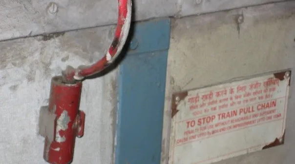 फर्रूखाबाद में चेन पुलिंग कर भागे प्रवासी