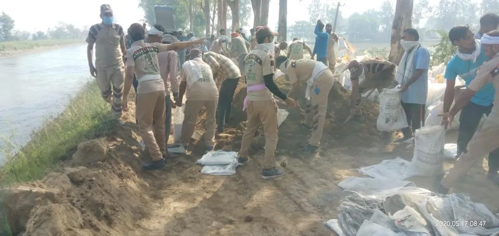 सीएम खट्टर के गृह नगर करनाल में टूटी नहर, जोड़ने में जुटे डेरा सच्चा सौदा के सेवादार