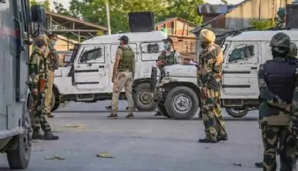 पुलवामा में वाहन से विस्फोटक बरामद