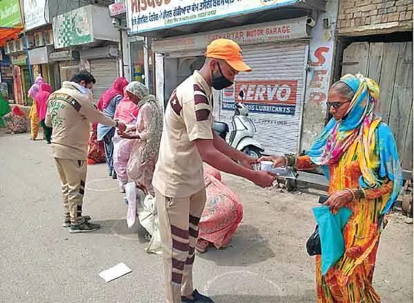 डेरा श्रद्धालुओं ने की बैंकों के बाहर खड़े लोगों की सेवा