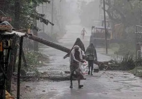 तूफान पीड़ितों पर राजनीति न कर मदद की जाए