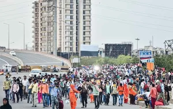 दोहरी आपदा लेकर आ रहा है श्रमिक संकट