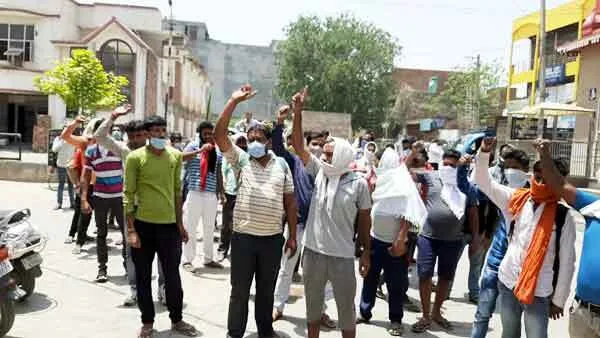 प्रवासियों के सब्र का बांध टूटा, सड़क पर उतर बोले-‘हमें घर भेजो’