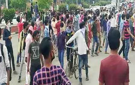 प्रवासियों की उमड़ी भीड़ से सोशल डिस्टेंसिंग की उड़ी धज्जियां