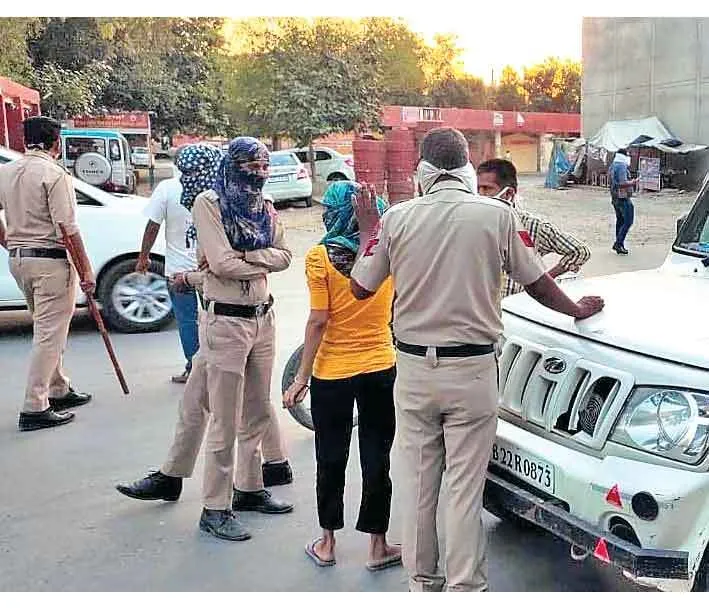 लॉकडाऊन के नियमों का उल्लंघन करने पर पुलिस ने काटे वाहनों के चालान