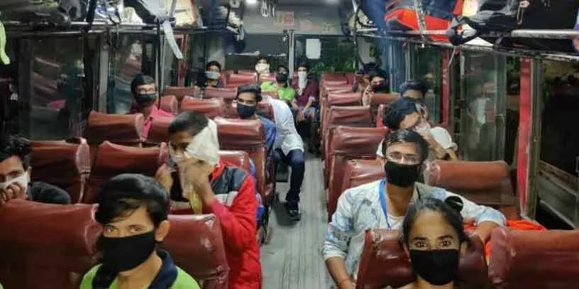 लेखकों, जन संगठनों ने हज़ारों मजदूरों को लॉकडाउन में घर पहुंचाया