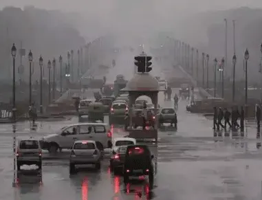 दिल्ली में बारिश से तापमान में गिरावट
