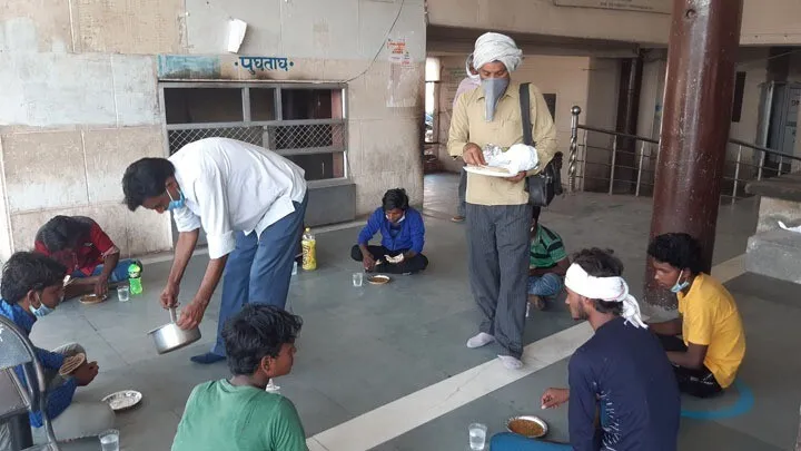प्रवासी श्रमिकों के पैसे खत्म हुए तो रोडवेज कर्मियों ने खाना खिलाकर टिकट कटवाई