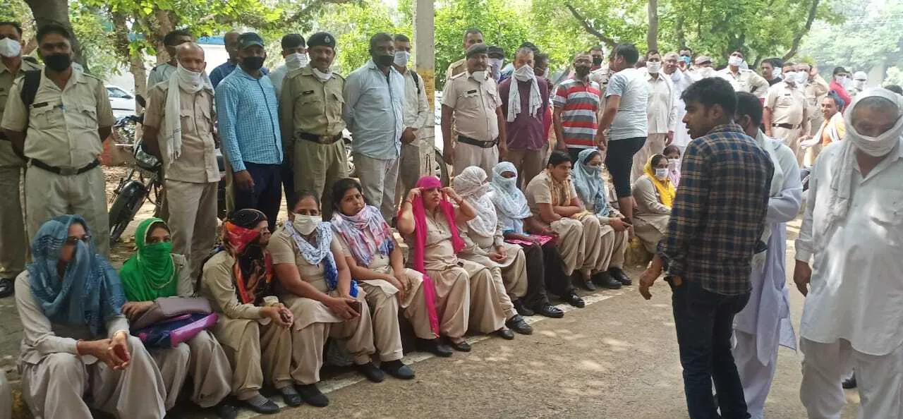 पीजीआई से 500 सुरक्षाकर्मियों को निकाला, किया प्रदर्शन