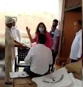 भाजपा नेत्री सोनाली फोगाट ने मार्केट कमेटी के सचिव को चप्पल से पीटा