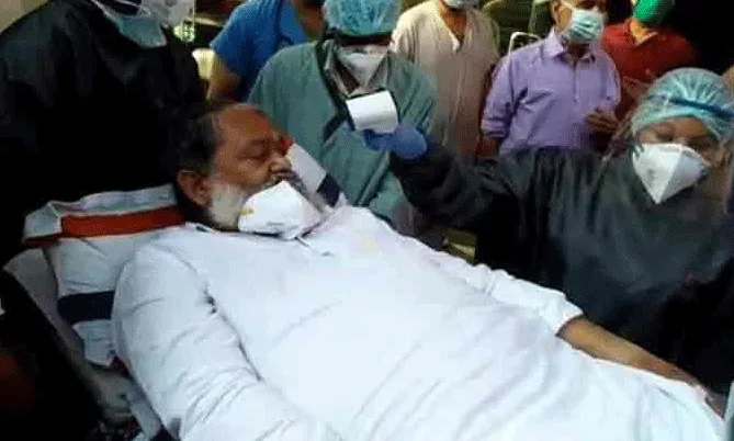 गृह मंत्री विज बाथरूम में गिरे, पैर में आया फ्रैक्चर