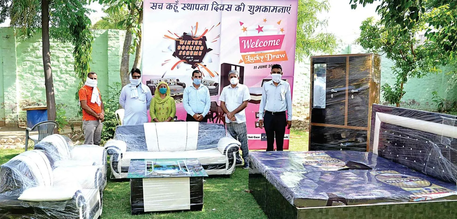 शानदार उपहार का कोम्बो पैक पाकर गदगद हुई मुकेश इन्सां