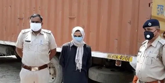 70 लाख की चंदन की लकड़ी सहित तस्कर गिरफ्तार