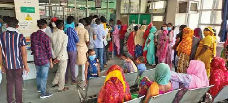 अस्पताल में सोशल डिस्टेंसिंग की उड़ी धज्जियां