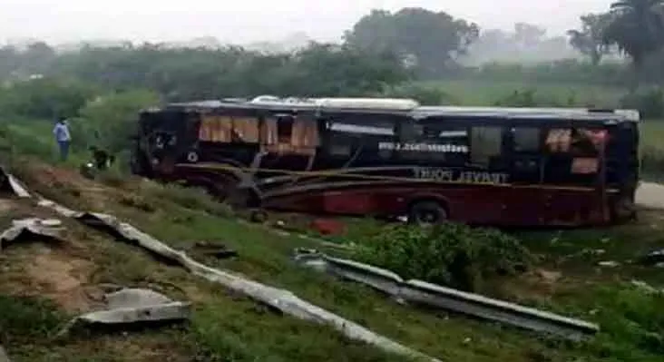 कन्नौज में आगरा-एक्सप्रेस वे पर भीषण सड़क हादसा, बस सवार पांच लोगों की मृत्यु