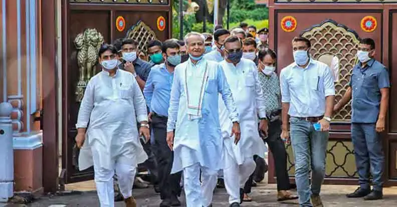 विधानसभा सत्र बुलाने के मुद्दे पर गरमाई राजनीति