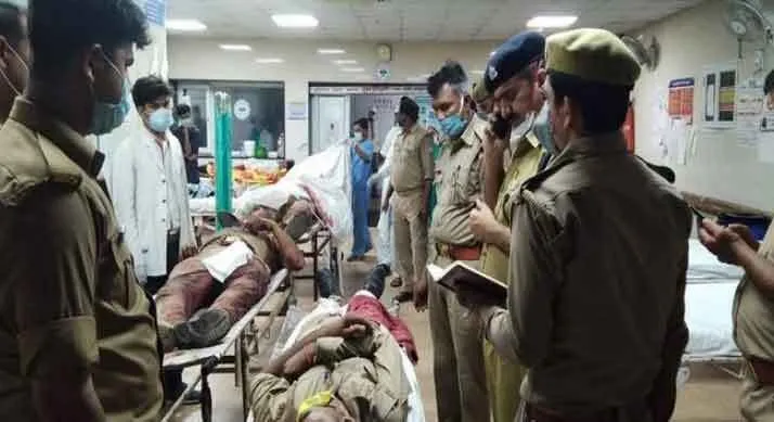 कानपुर में बदमाशों का पुलिस दल पर हमला,सीओ समेत आठ पुलिसकर्मी शहीद