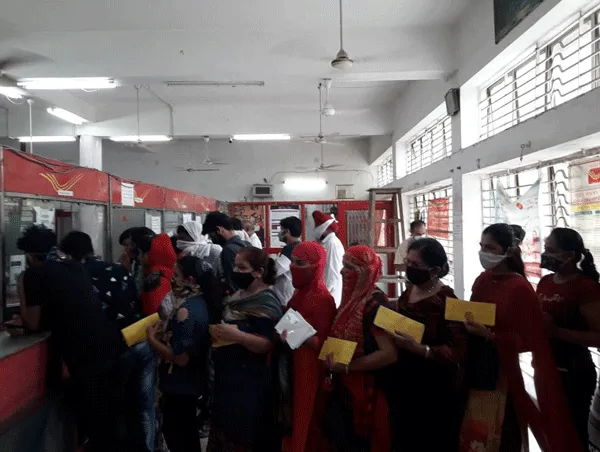 पूज्य गुरु जी को राखी भेजने के लिए डाकघरों में उमड़े डेरा श्रद्धालु