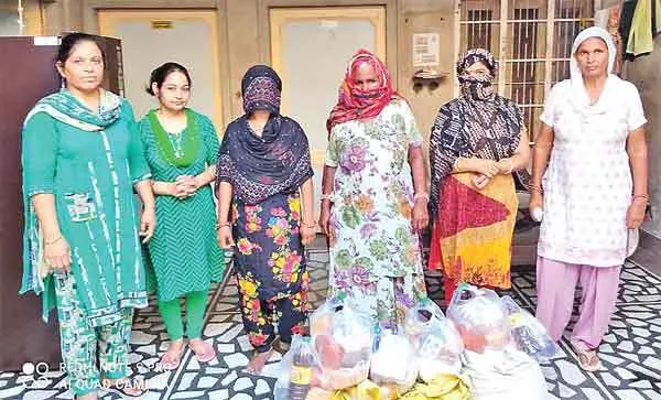 Distributed Ration: 11 जरूरतमंद परिवारों को पूरे महीने का किया राशन वितरित