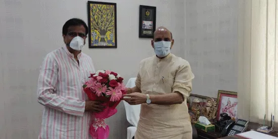 किसान व गरीब के विकास पर जोर दें : राजनाथ