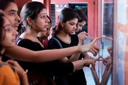 शाबाश! परीक्षा में अव्वल रही बेटियां