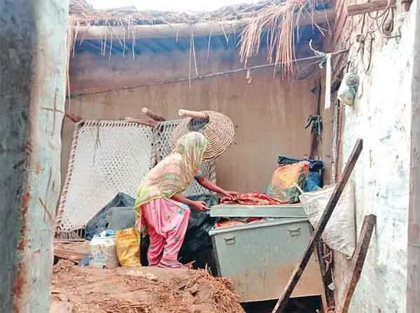 बारिश के कारण गिरी मजदूर के घर की छत, जानी नुक्सान से बचाव