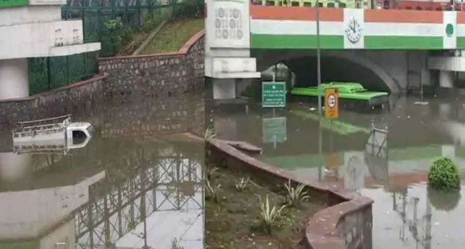 मिंटो ब्रिज के नीचे पानी में फंसा वाहन, डूबने से चालक की मौत