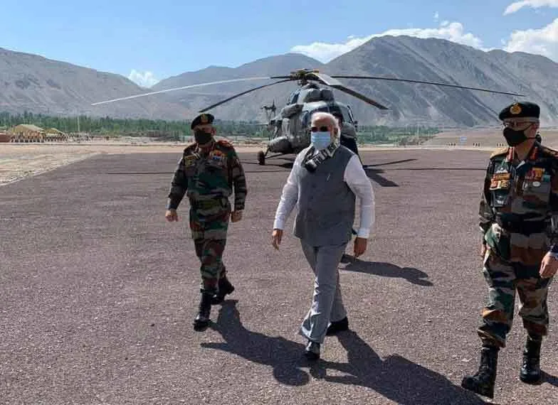 स्थिति की समीक्षा के लिए लेह पहुंचे मोदी और जनरल रावत