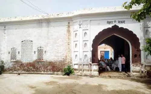 103 वर्ष पुराना इतिहास समेटे पुराना भव्य दरवाजा