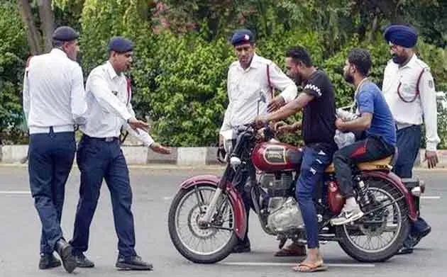 कोरोना नियमों का पालन नहीं करने पर करीब तीन लाख लोगों का किया चालान