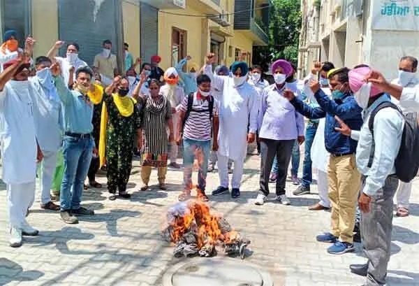 रोष में आए अध्यापकों ने फूंका डिप्टी डीईओ का पुतला