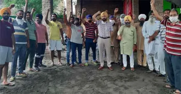 बिजली के अघोषित कटों व अधिक बिल से लोग परेशान, किया प्रदर्शन