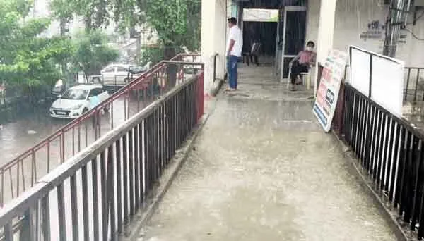 तीन दिनों से बारसात जारी, मौसम सुहावना