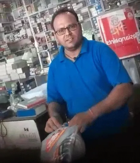 कोविड-19 के चलते ग्राहकों से ले रहे हैं दुगने रेट दुकानदार