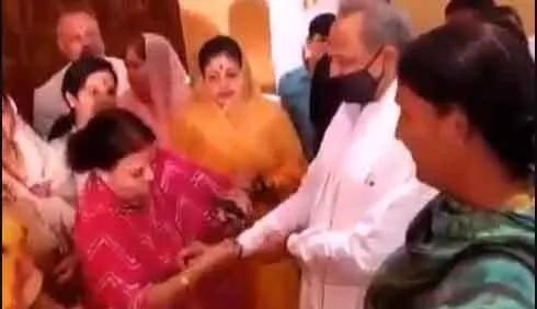 गहलोत एवं कांग्रेस विधायकों ने होटल में मनाया रक्षाबंधन