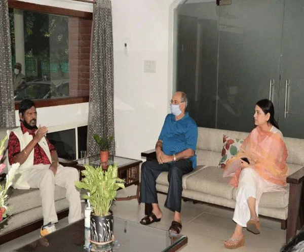 सुशांत के पिता और बहन से मिले अठावले